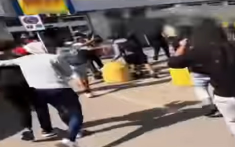 Fuori da scuola saccheggiano supermercato, razzia ripresa per i social network