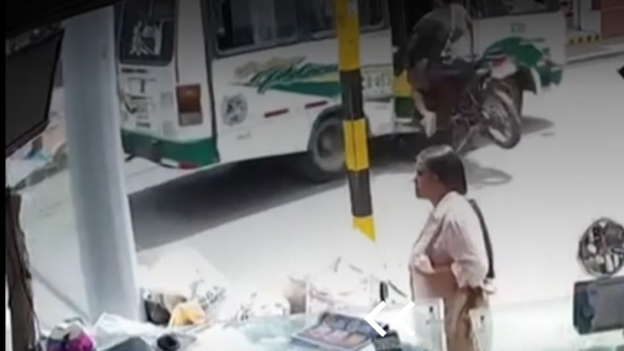 Moto finisce dentro un autobus in Colombia