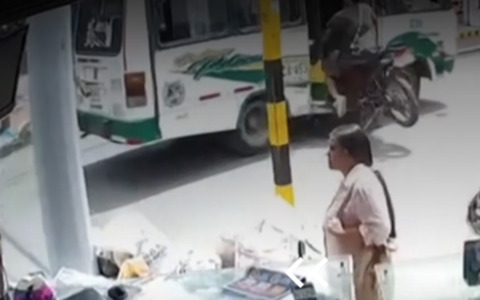 Moto finisce dentro un autobus in Colombia