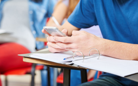 Ue, il Kids Act limita l’accesso ai social per i minori