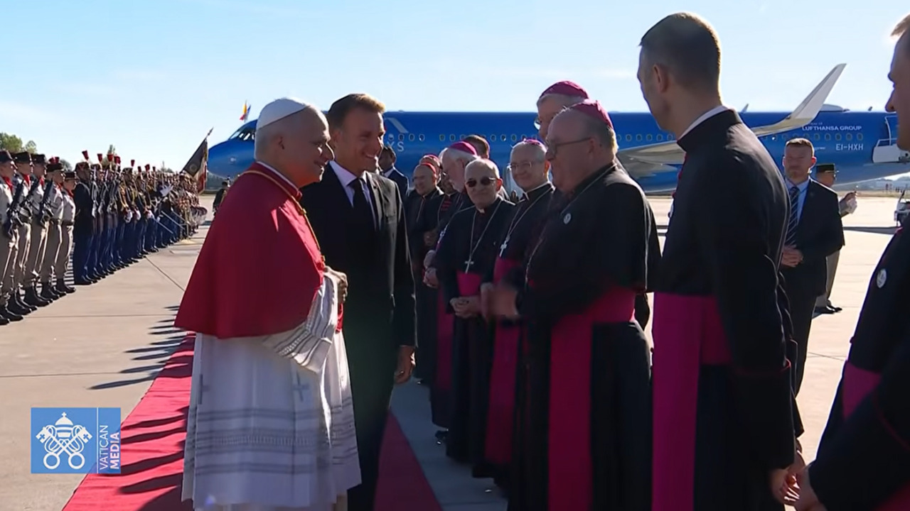 Leone XIV a Parigi, Macron accoglie il Papa all’arrivo