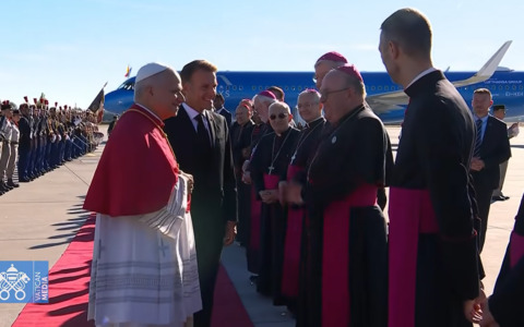 Leone XIV a Parigi, Macron accoglie il Papa all’arrivo