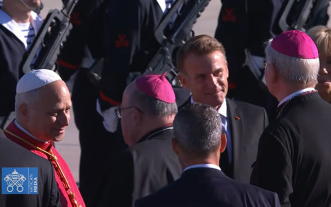 Leone XIV a Parigi: pace e accoglienza nel primo saluto
