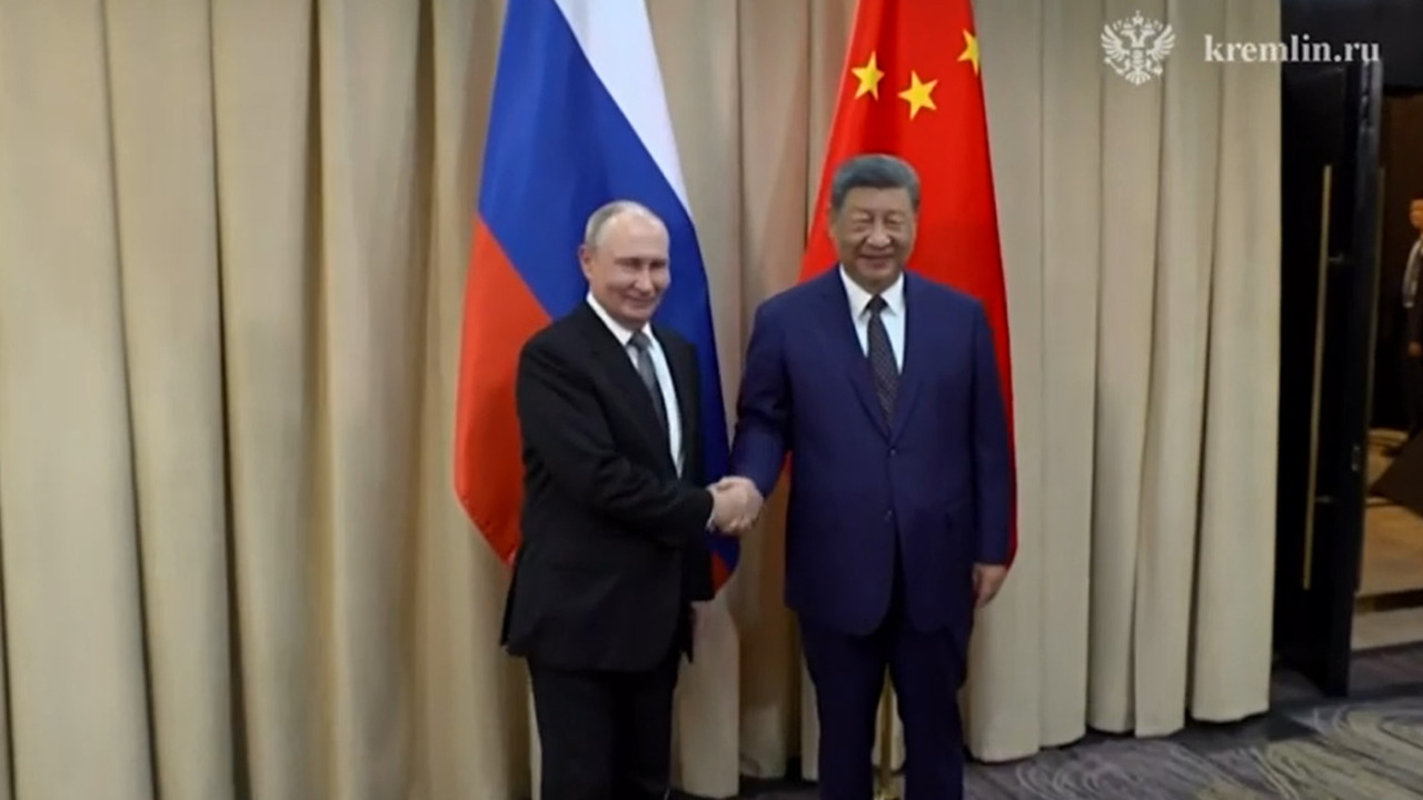 Putin a Cina e India: “Lavoriamo per finire la guerra”. Ma intanto Kiev ancora sotto attacco: sette morti nella notte sotto le bombe russe