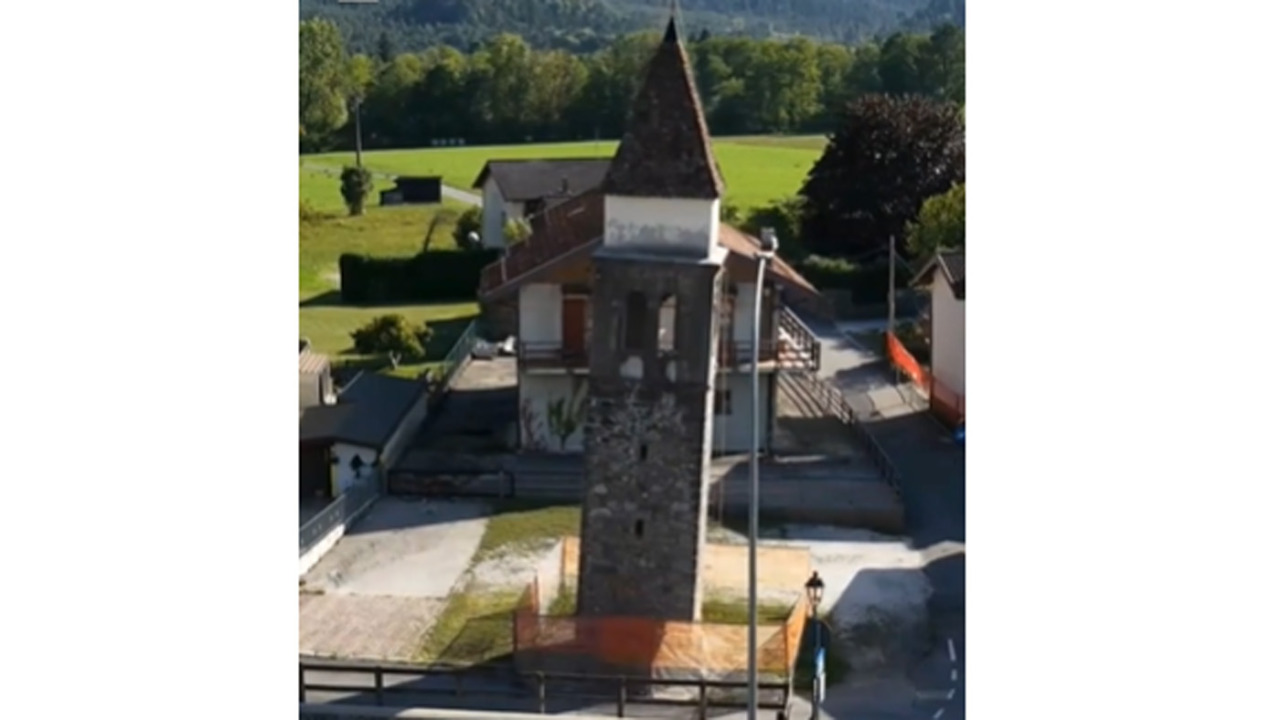 Quinis, il terreno sprofonda e inclina il campanile