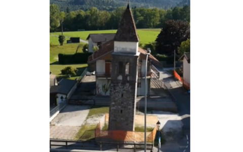 Quinis, il terreno sprofonda e inclina il campanile