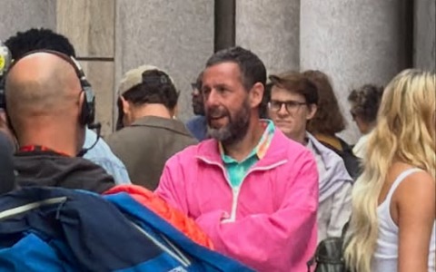 Adam Sandler saluta i fan durante le riprese torinesi