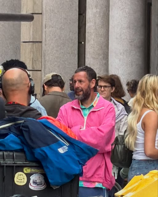 Adam Sandler saluta i fan durante le riprese torinesi