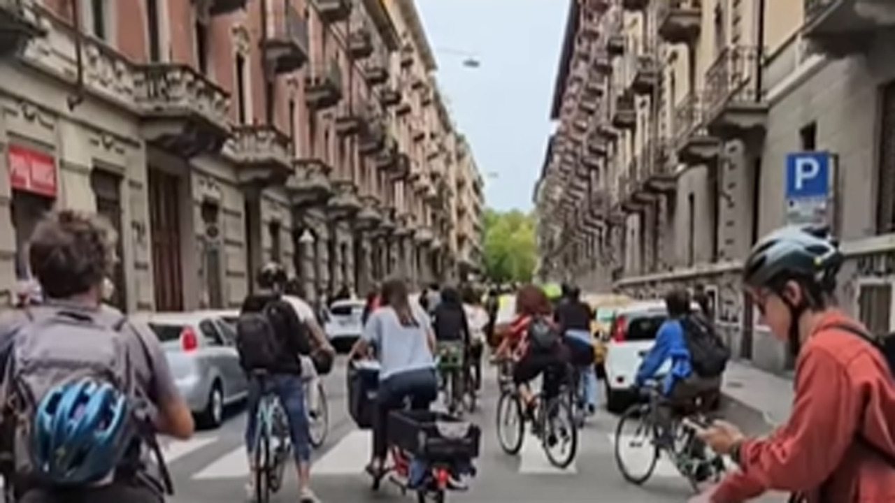 Centinaia in bici a Torino ricordano Niccolò e chiedono più sicurezza