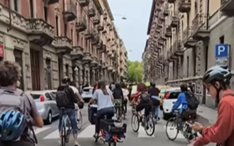 Centinaia in bici a Torino ricordano Niccolò e chiedono più sicurezza