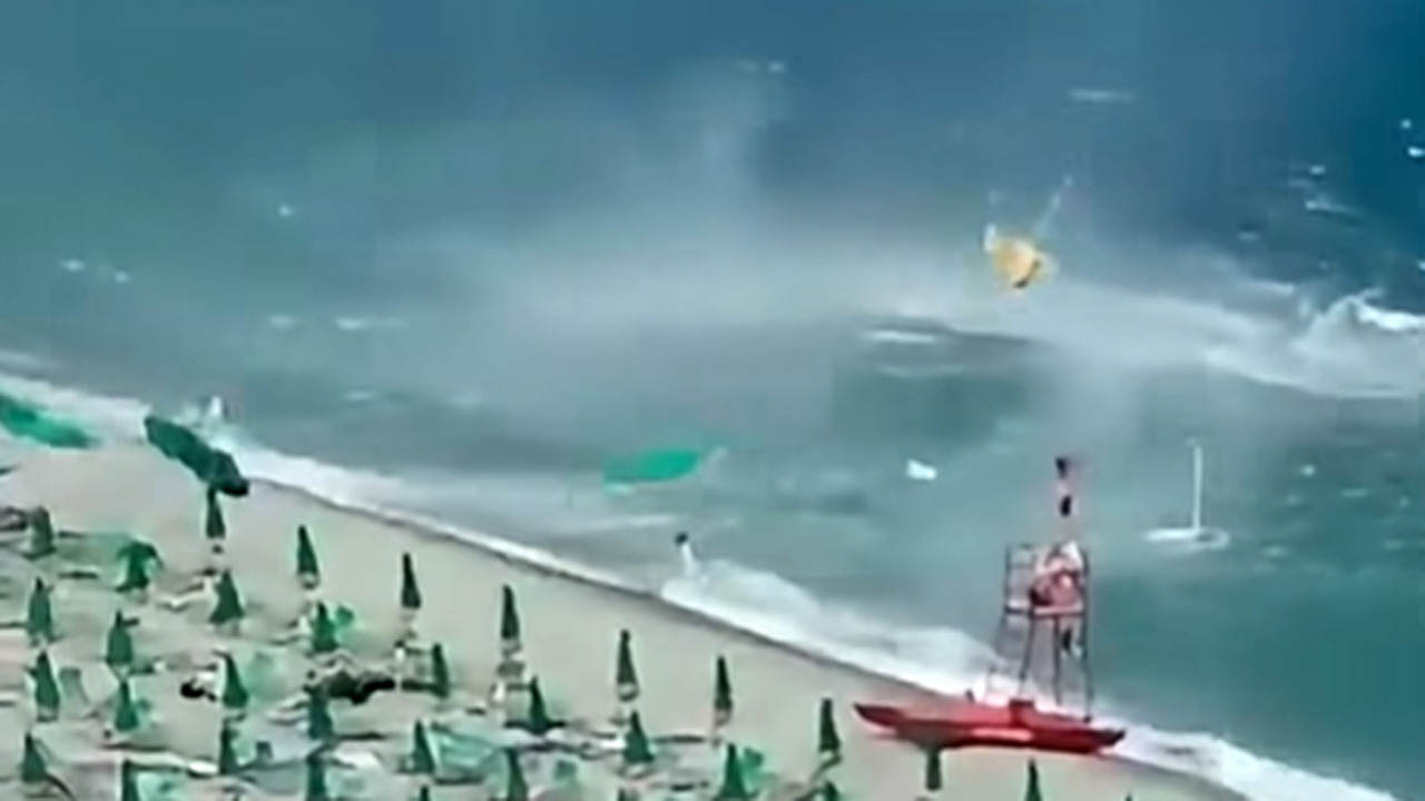 Tromba d’aria raggiunge la spiaggia di Scilla: volano gli ombrelloni