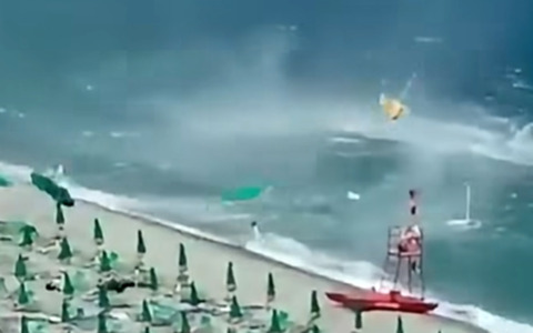 Tromba d’aria raggiunge la spiaggia di Scilla: volano gli ombrelloni