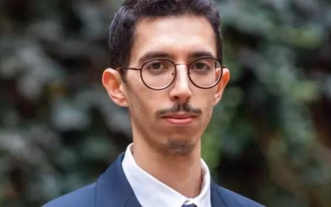 Youssef Siher racconta il suo percorso in un video del 2023