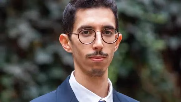 Youssef Siher racconta il suo percorso in un video del 2023