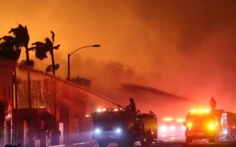 Incendio nella foresta Angeles, evacuazioni a Santa Clarita