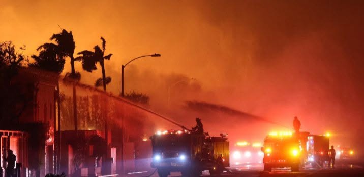 Incendio nella foresta Angeles, evacuazioni a Santa Clarita