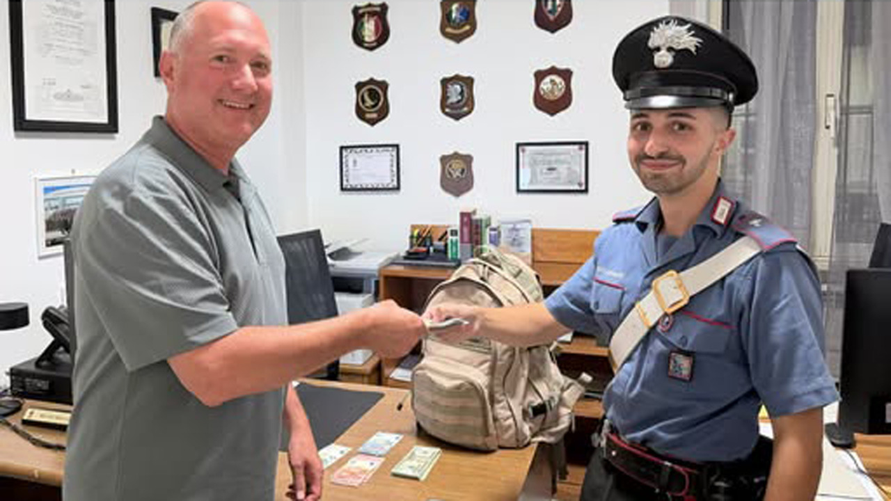Restituito il bagaglio smarrito con 2.340 dollari