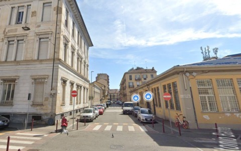 Torino, aggredisce la compagna e poi si lancia dal decimo piano