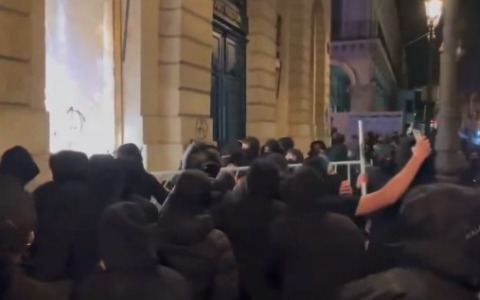 Parigi, donna affronta i saccheggiatori durante le proteste
