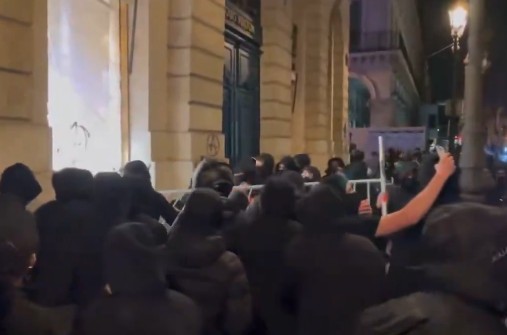 Parigi, donna affronta i saccheggiatori durante le proteste