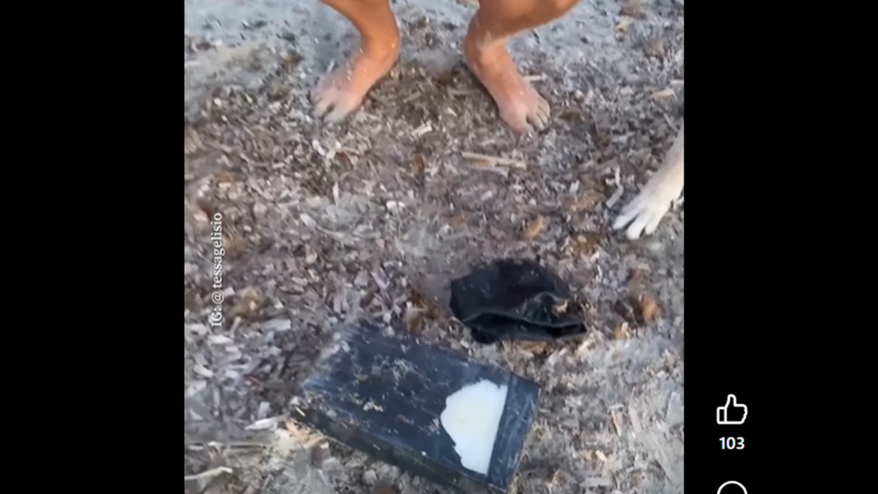 Involucro sospetto con polvere bianca trovato sulla spiaggia