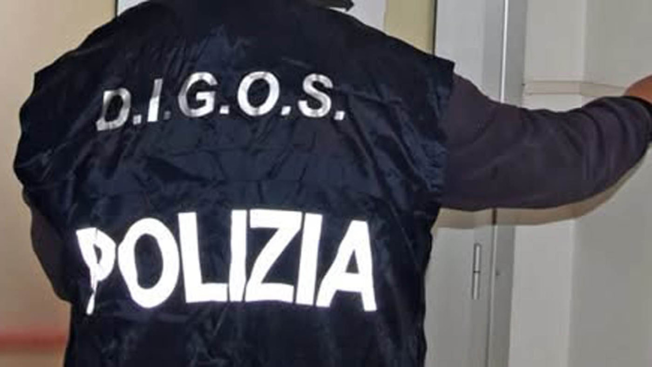 Arrestato a Salerno un universitario: sequestrate armi e manuali