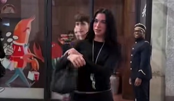 Dua Lipa visita Milano tra il Cenacolo e il trend olimpico