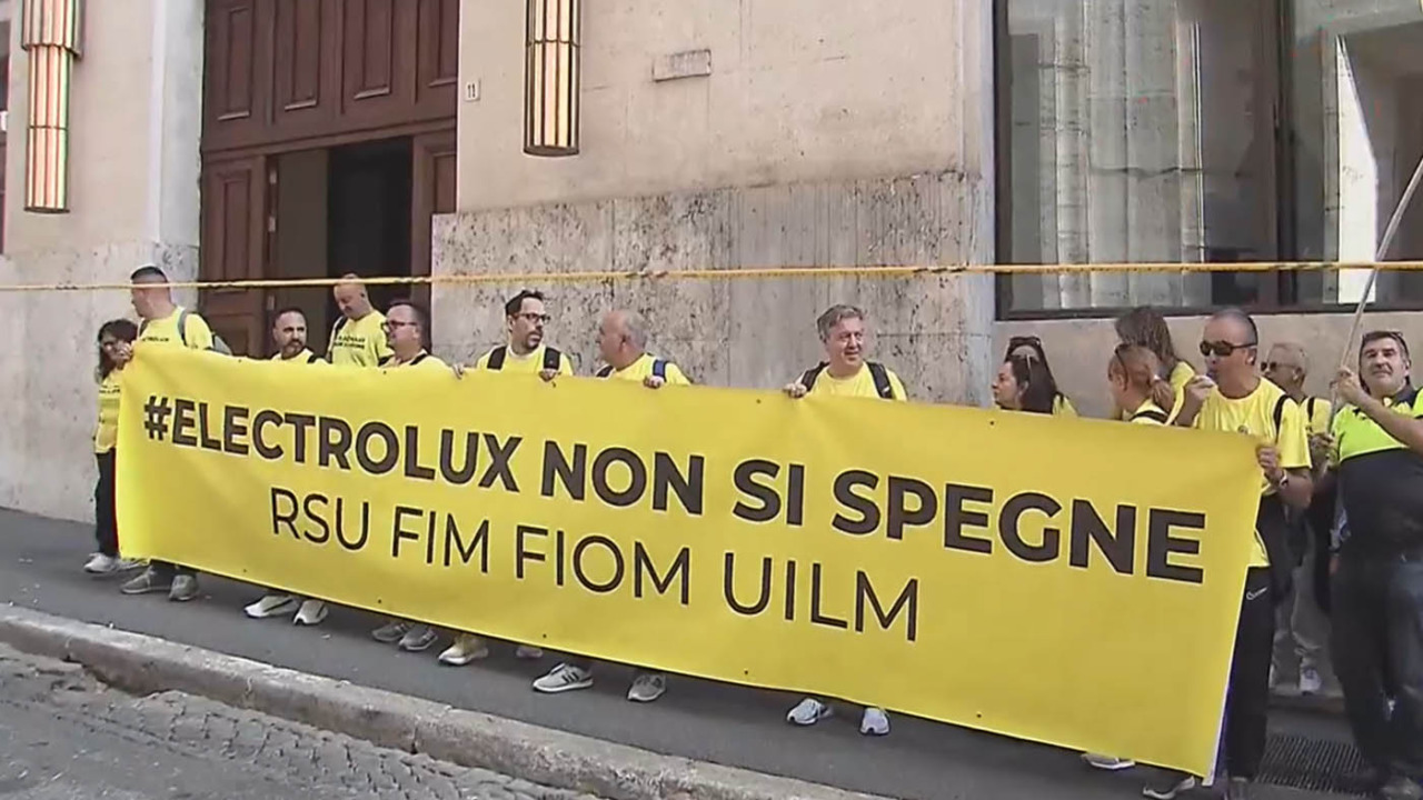 Electrolux: no licenziamenti collettivi, ma uscite volontarie incentivate per 600 impiegati e 650 operai
