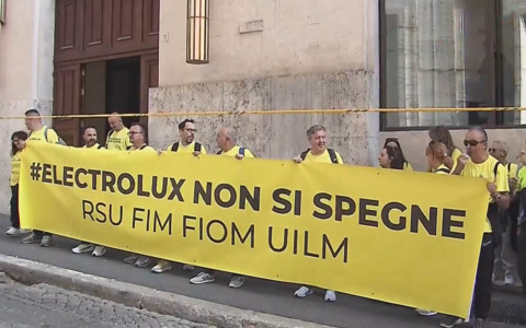 Electrolux: no licenziamenti collettivi, ma uscite volontarie incentivate per 600 impiegati e 650 operai