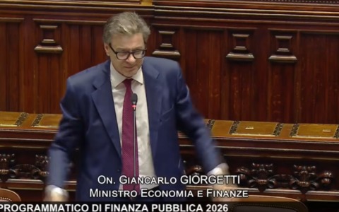 Conti pubblici, il Governo incassa il via libera allo scostamento. Giorgetti avverte: “Nuvoloni all’orizzonte”
