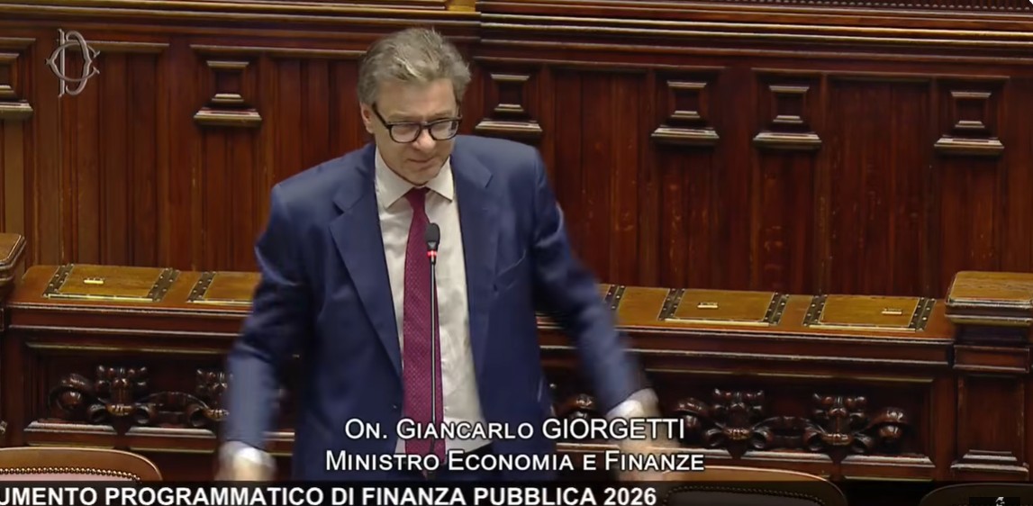 Conti pubblici, il Governo incassa il via libera allo scostamento. Giorgetti avverte: “Nuvoloni all’orizzonte”