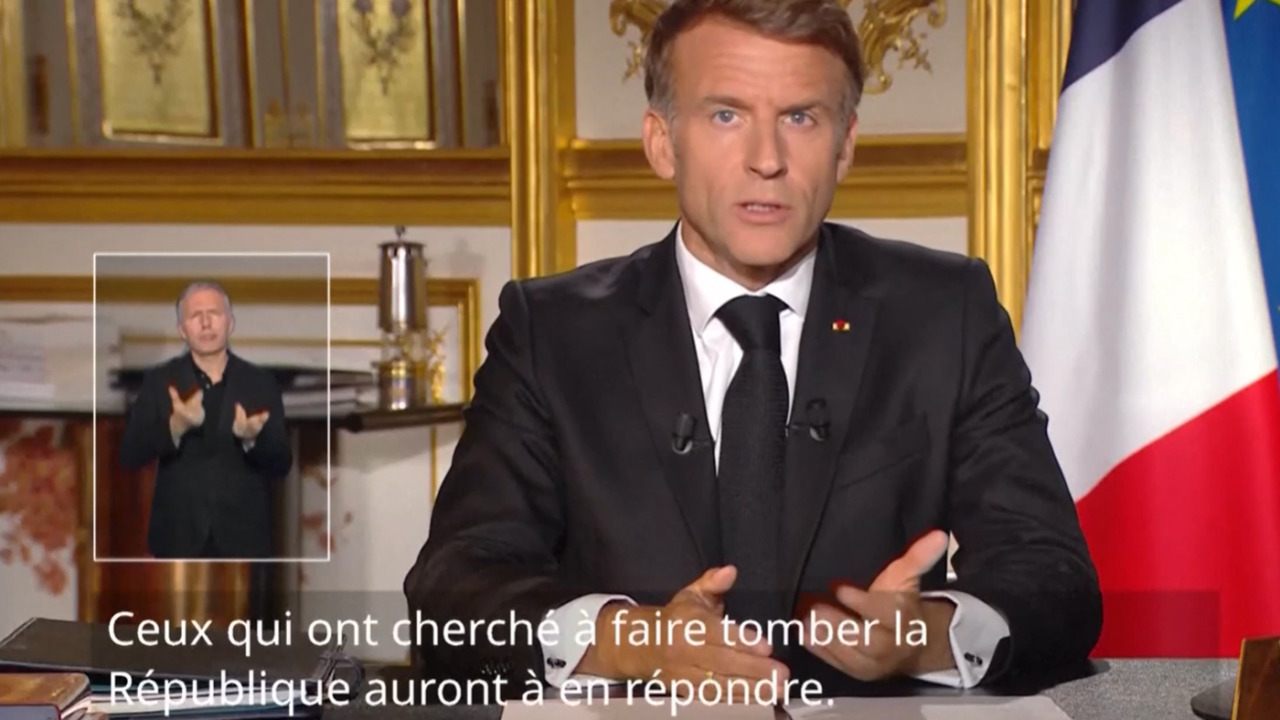 Ennesima giornata di violenza in Francia, Macron: “Chi ha distrutto dovrà pagare”