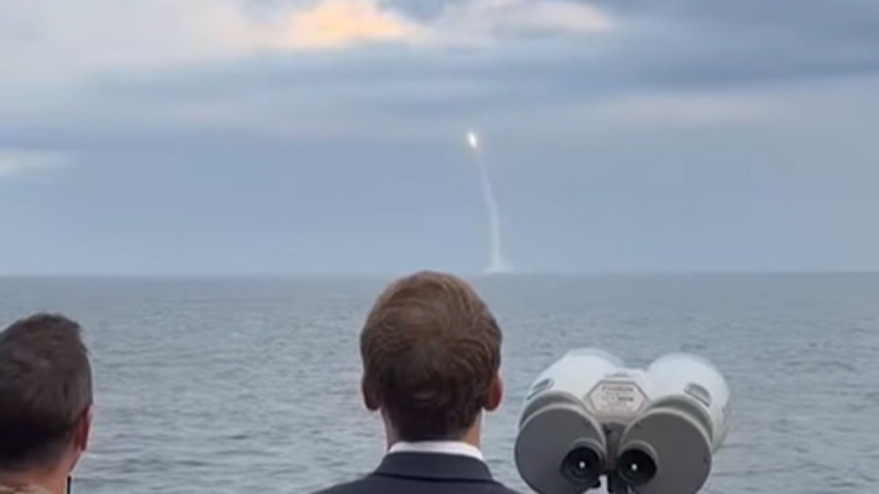 Macron assiste al test del missile M51.3 dal sottomarino