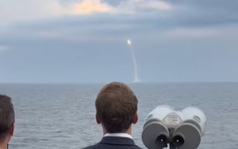 Macron assiste al test del missile M51.3 dal sottomarino