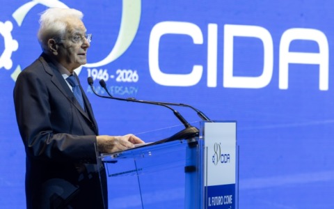 Mattarella: i dirigenti pubblici servano esclusivamente la Nazione