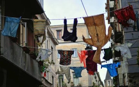 Botta e risposta sui panni stesi tra Napoli e Thizy-les-Bourgs