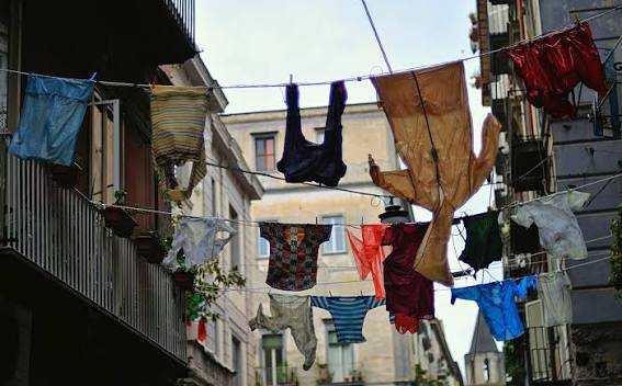 Botta e risposta sui panni stesi tra Napoli e Thizy-les-Bourgs