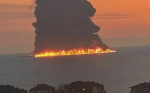 Petroliera incendiata nel Mar Nero, salvo l’equipaggio