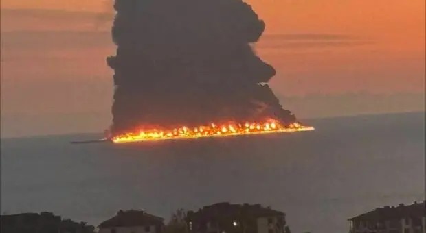 Petroliera incendiata nel Mar Nero, salvo l’equipaggio