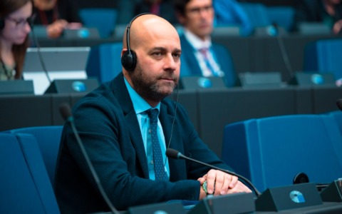Crisi olio d’oliva, Picaro (FdI-ECR) interroga la Commissione europea su ammasso ed importazioni