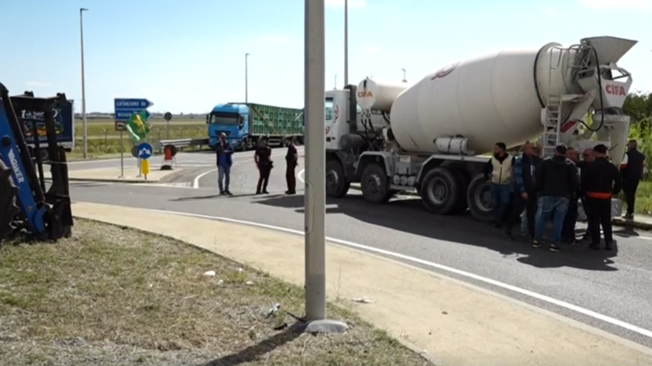 Tir fermi al Sud per protesta: scaffali vuoti nei supermercati a causa del caro carburanti