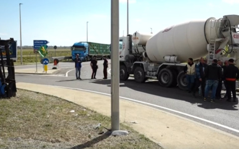 Tir fermi al Sud per protesta: scaffali vuoti nei supermercati a causa del caro carburanti