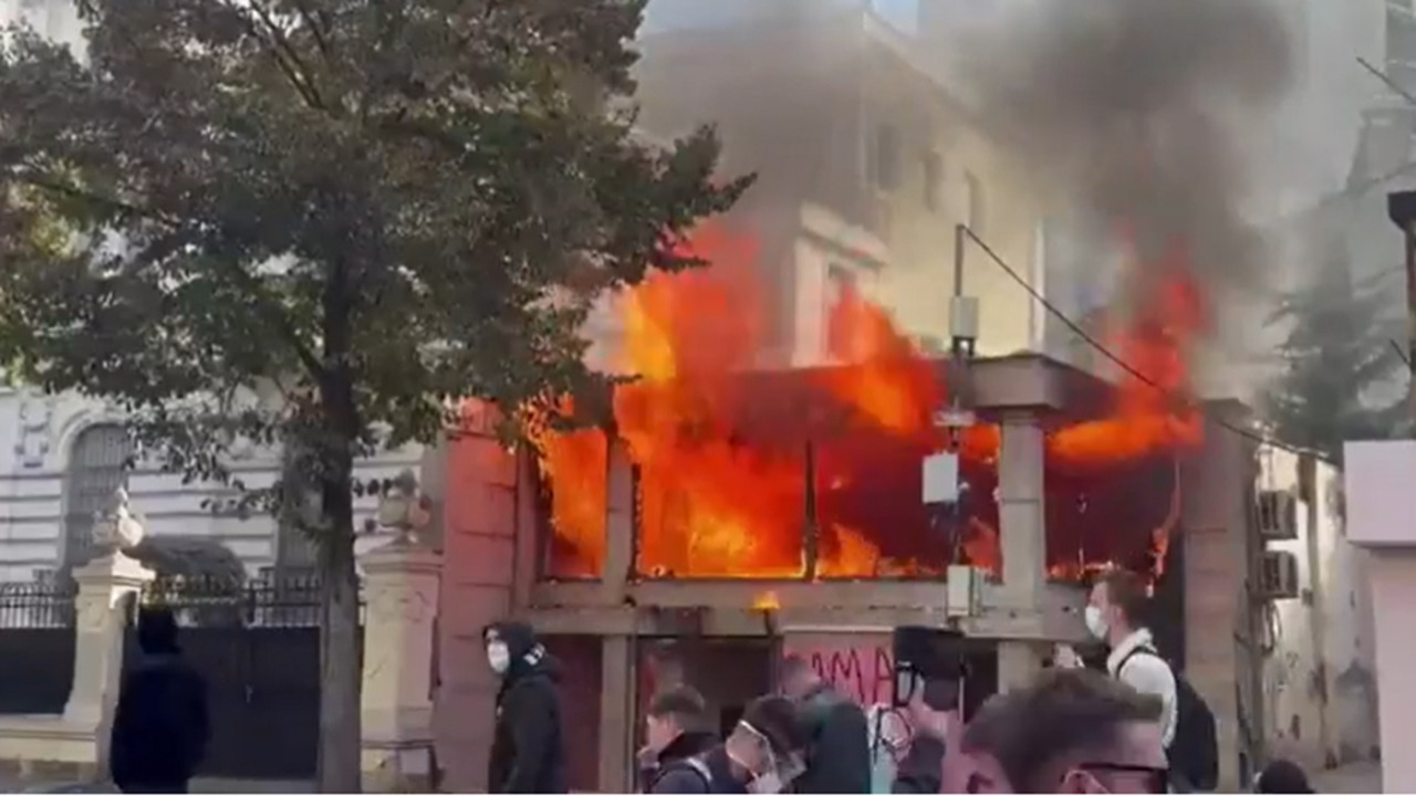 Scontri a Tirana, incendiati ministero e banca