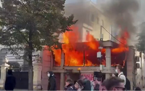 Scontri a Tirana, incendiati ministero e banca