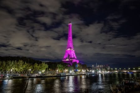 Parigi colora la Tour Eiffel per la prevenzione oncologica